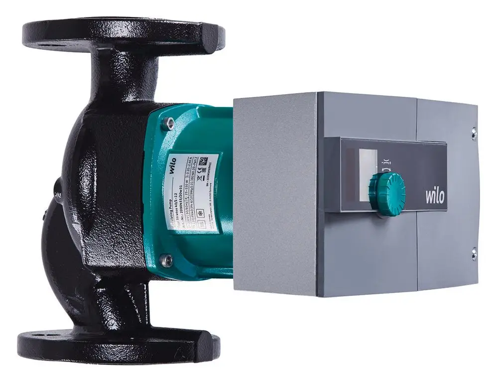 Hocheffizienzpumpe mit grauem Gehäuse und einem Bedienelement. An einem schwarzen Pumpengehäuse montiert, von der Marke Vaillant.